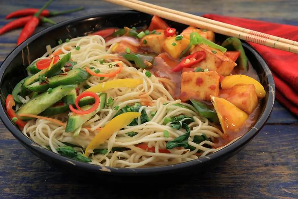 chilli paneer noodles Chilli Paneer Noodle Bowl